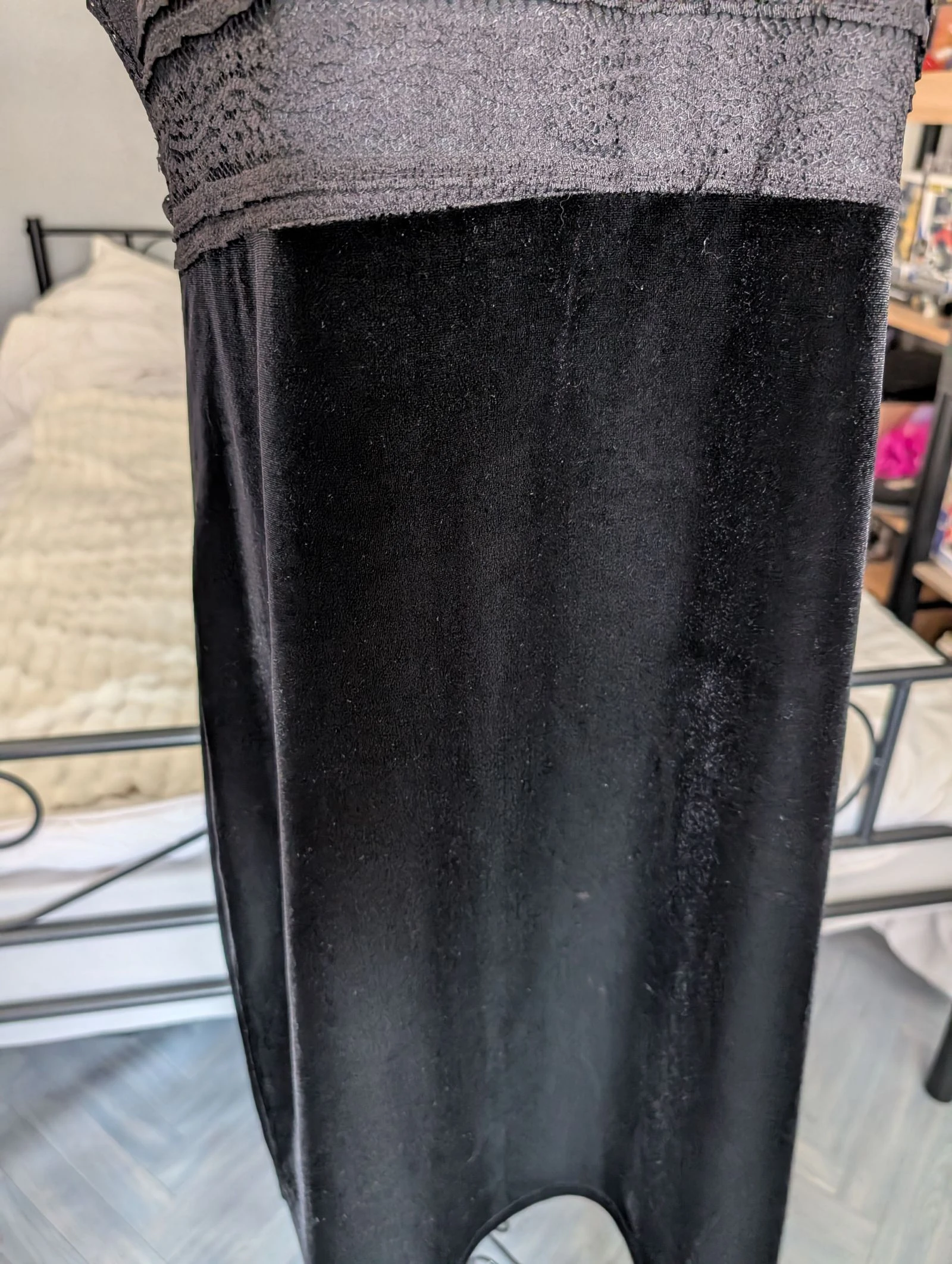 Magnífica vestido negro medio largo Damart - Parte superior de encaje y parte inferior de terciopelo T. 44 – photo 4